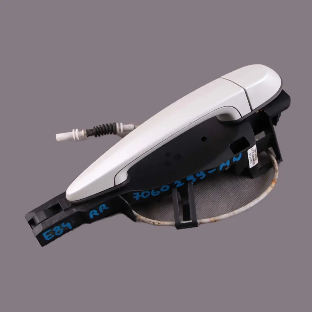 Asidero Trasero Derecho Completo Blanco Mineral Metalizado para BMW X1 E84 E90 con número de pieza 7060299 BMW X1 E84 E90 Asidero Trasero Derecho Completo Blanco Mineral Metalizado - SKU 7060299-MW - Número de pieza 7060299