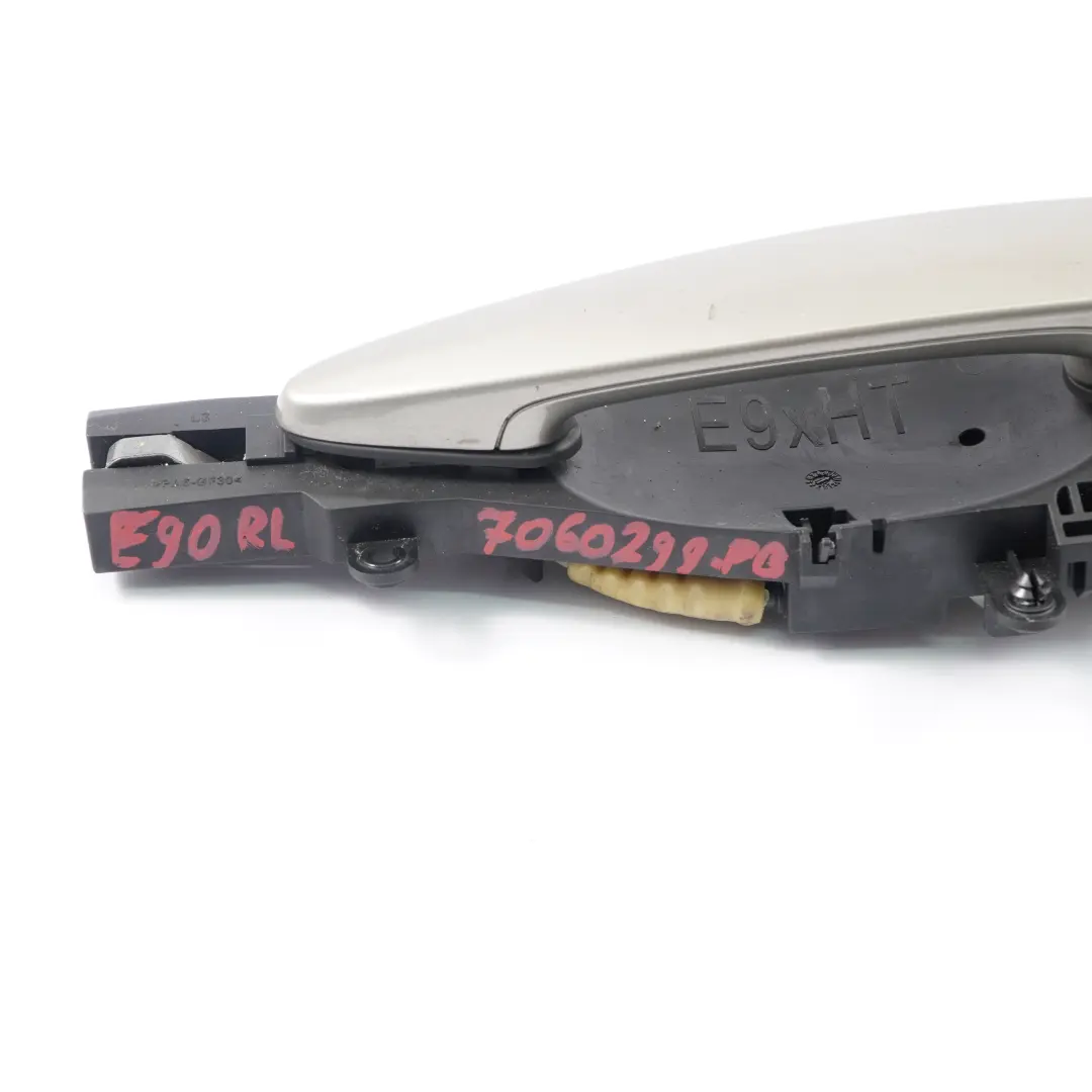 Poignee de porte arriere gauche Platinbronze Platinum Bronze A53 pour BMW E90 E91 à propos du numéro de pièce 7060299 BMW E90 E91 Poignee de porte arriere gauche Platinbronze Platinum Bronze A53 - SKU 7060299-PB - Numéro de pièce 7060299