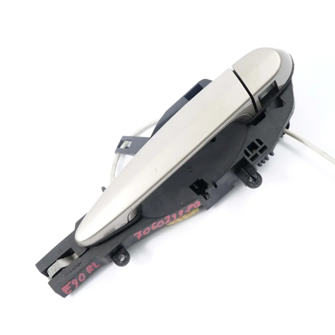 Maniglia Porta Sinistra Posteriore Platinbronze Bronzo Platino A53 per BMW E90 E91 con numero di parte 7060299 BMW E90 E91 Maniglia Porta Sinistra Posteriore Platinbronze Bronzo Platino A53 - SKU 7060299-PB - Numero di parte 7060299