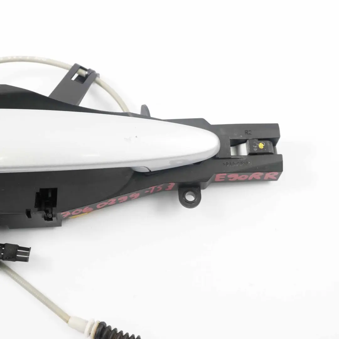 Kompletter Hinterer Haltegriff Rechts Titansilber Metallic 354 für BMW E90 E91 mit Teilenummer 7060299 BMW E90 E91 Kompletter Hinterer Haltegriff Rechts Titansilber Metallic 354 - SKU 7060299-TS3 - Teilenummer 7060299