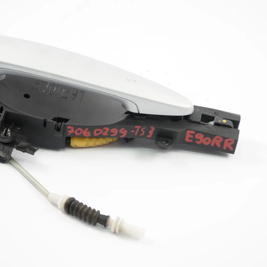 Kompletter Hinterer Haltegriff Rechts Titansilber Metallic 354 für BMW E90 E91 mit Teilenummer 7060299 BMW E90 E91 Kompletter Hinterer Haltegriff Rechts Titansilber Metallic 354 - SKU 7060299-TS3 - Teilenummer 7060299