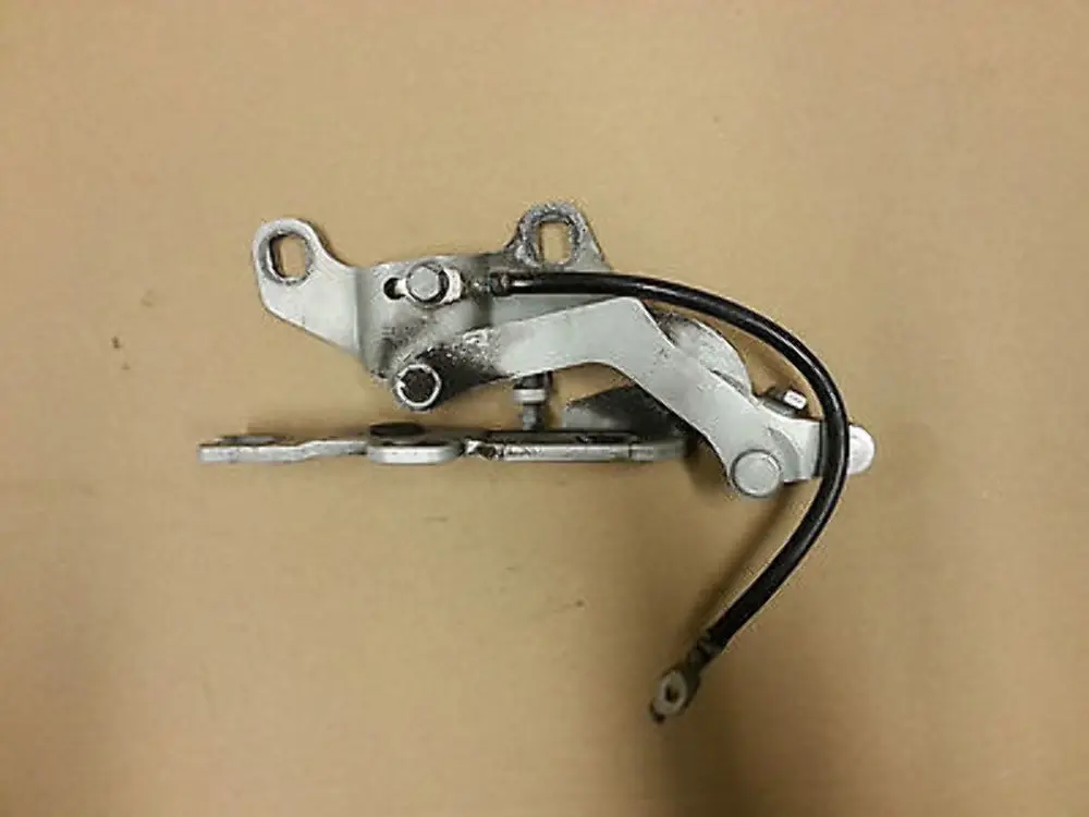 LINKS Scharnier Frontklappe links für BMW 1 er E81 E82 E87 E88 mit Teilenummer 7060559 BMW 1 er E81 E82 E87 E88 LINKS Scharnier Frontklappe links - SKU 7060559 - Teilenummer 7060559