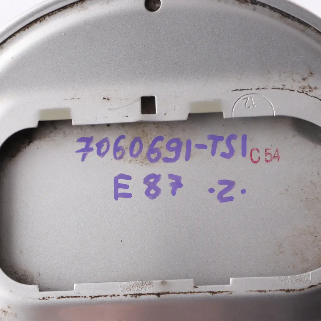 Volet de fermeture remplissage de carburant Titan Argent pour BMW 1 Serie E87 E87N à propos du numéro de pièce 7060691 BMW 1 Serie E87 E87N Volet de fermeture remplissage de carburant Titan Argent - SKU 7060691-TS1 - Numéro de pièce 7060691