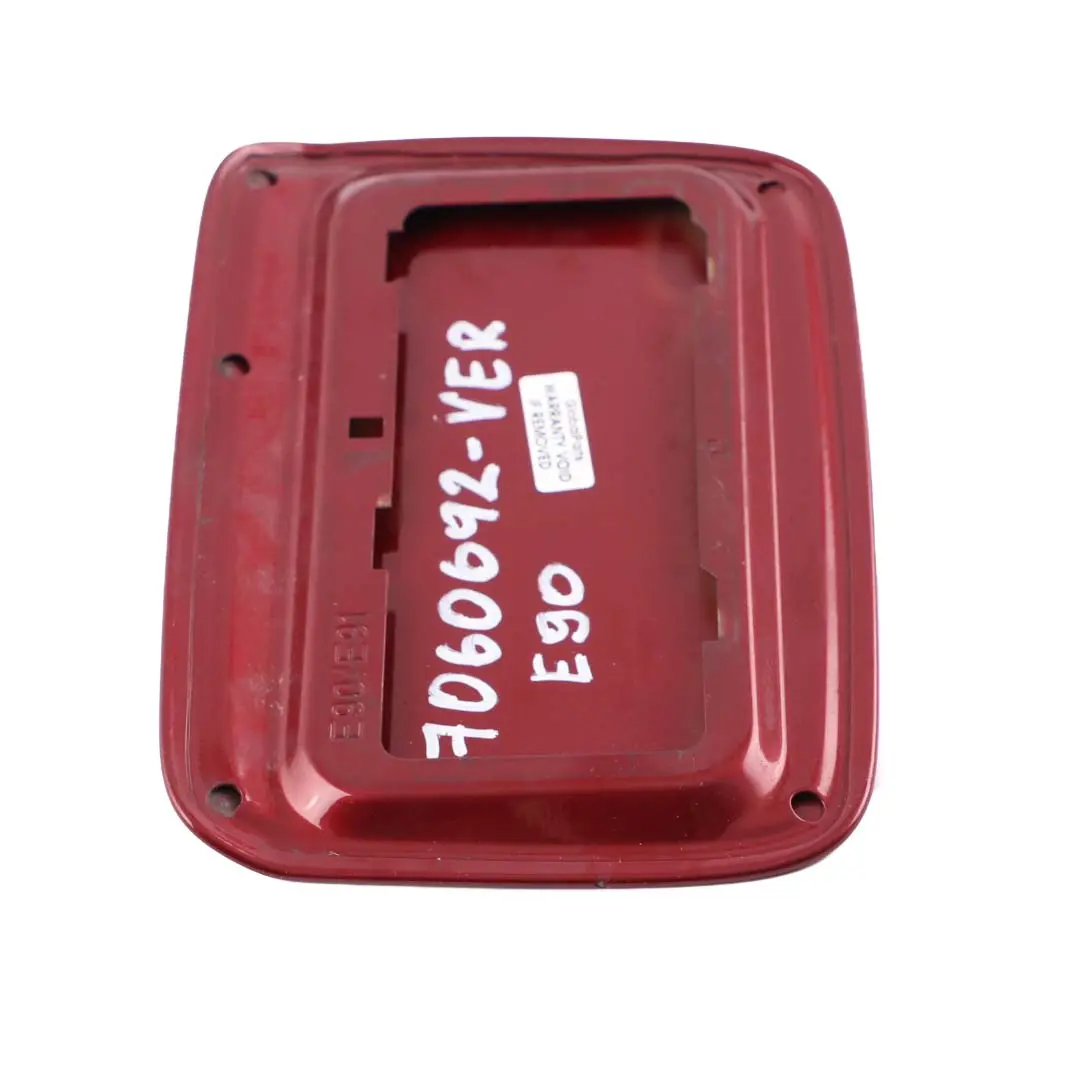 BMW E90 E91 Pokrywa Klapka Wlewu Paliwa Vermilion Red Metallic A82 - SKU 7060692-VER - Numer Części 7060692