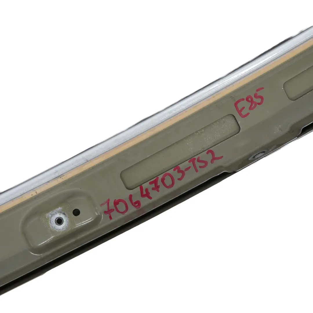 Panneau d'habillage de cadre vitre arriere Titansilber Silver - 354 pour BMW Z4 E85 à propos du numéro de pièce 7064703 BMW Z4 E85 Panneau d'habillage de cadre vitre arriere Titansilber Silver - 354 - SKU 7064703-TS2 - Numéro de pièce 7064703