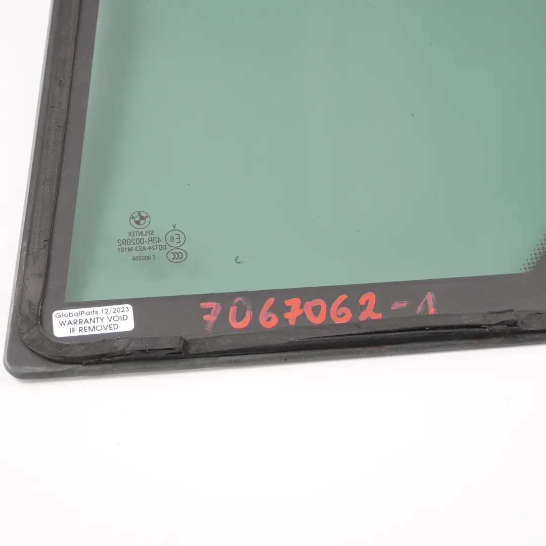 Vetro Fisso Laterale Colorato Verde Porta Posteriore Destra AS3 per BMW E60 con numero di parte 7067062 BMW E60 Vetro Fisso Laterale Colorato Verde Porta Posteriore Destra AS3 - SKU 7067062-1 - Numero di parte 7067062