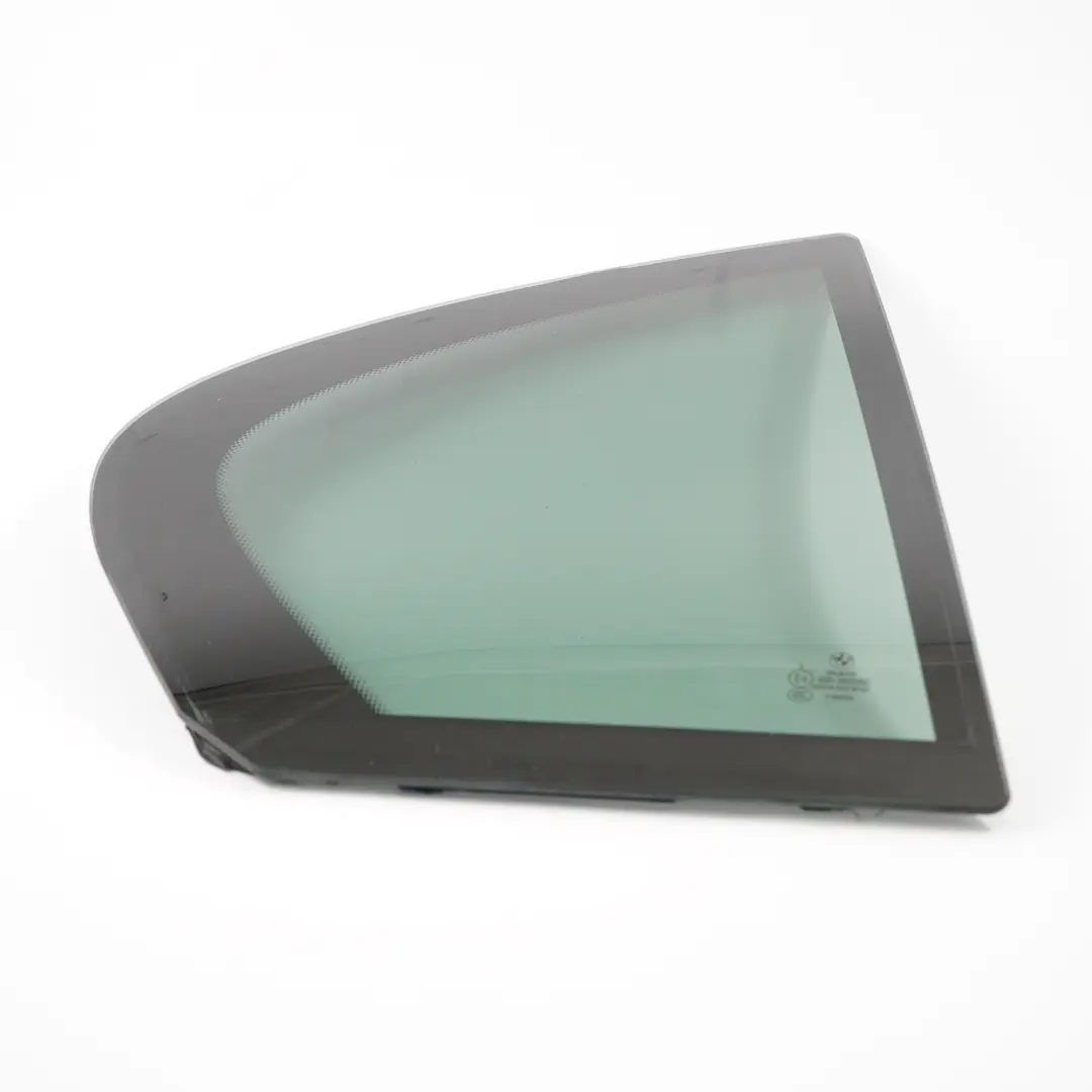 Vetro Fisso Laterale Colorato Verde Porta Posteriore Destra AS3 per BMW E60 con numero di parte 7067062 BMW E60 Vetro Fisso Laterale Colorato Verde Porta Posteriore Destra AS3 - SKU 7067062-1 - Numero di parte 7067062