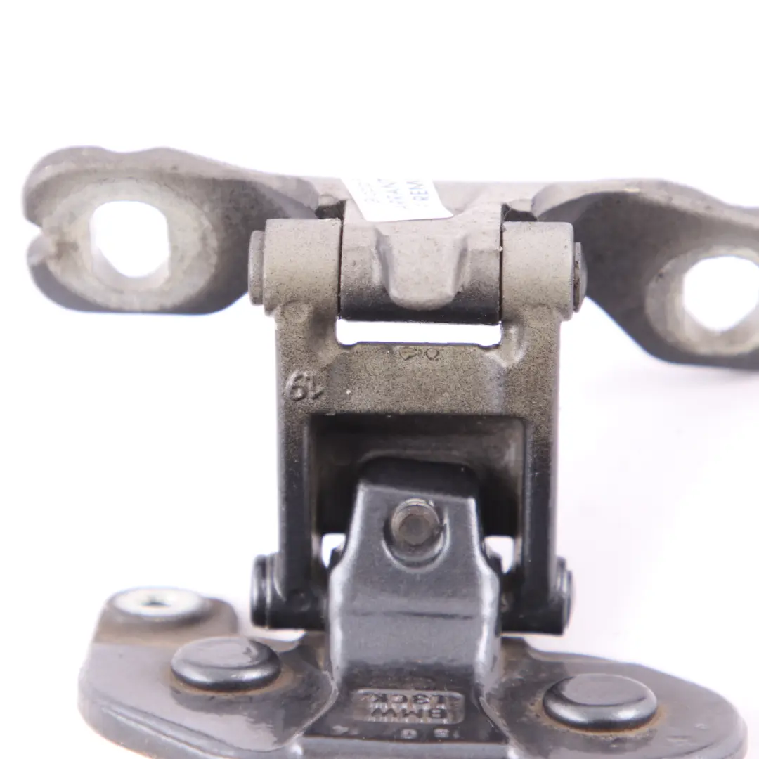 Cerniera baule Portellone posteriore sinistro grigio minerale per BMW E81 E87 E84 con numero di parte 7067219 BMW E81 E87 E84 Cerniera baule Portellone posteriore sinistro grigio minerale - SKU 7067219-MG - Numero di parte 7067219