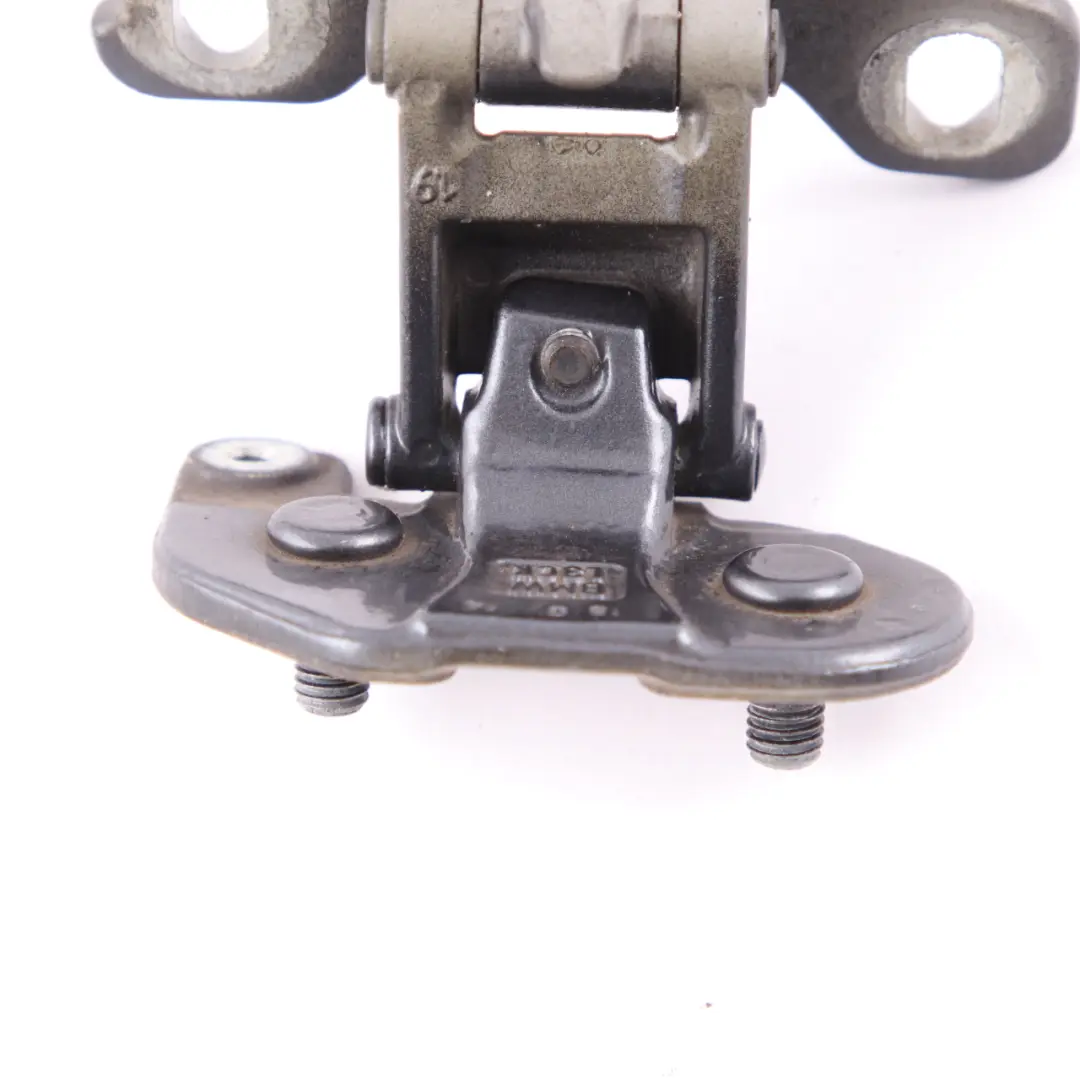 Cerniera baule Portellone posteriore sinistro grigio minerale per BMW E81 E87 E84 con numero di parte 7067219 BMW E81 E87 E84 Cerniera baule Portellone posteriore sinistro grigio minerale - SKU 7067219-MG - Numero di parte 7067219