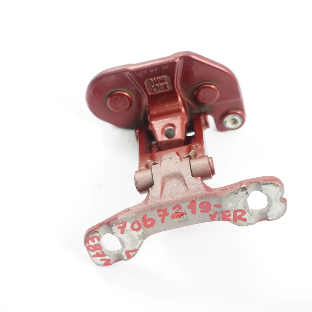 Cerniera bagagliaio Portellone sinistro Vermillionrot Rosso - A82 per BMW E81 E87 con numero di parte 7067219 BMW E81 E87 Cerniera bagagliaio Portellone sinistro Vermillionrot Rosso - A82 - SKU 7067219-VER - Numero di parte 7067219