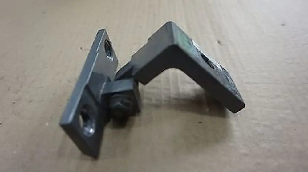 BMW 5 Series E60 E61 Front right door lower hinge SILBERGRAU O/S - SKU 7068078 - Part number 7068078