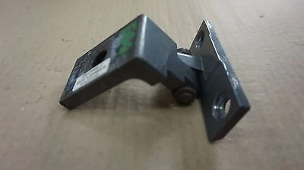 Front right door lower hinge SILBERGRAU O/S to BMW 5 Series E60 E61 with Part number 7068078 BMW 5 Series E60 E61 Front right door lower hinge SILBERGRAU O/S - SKU 7068078 - Part number 7068078