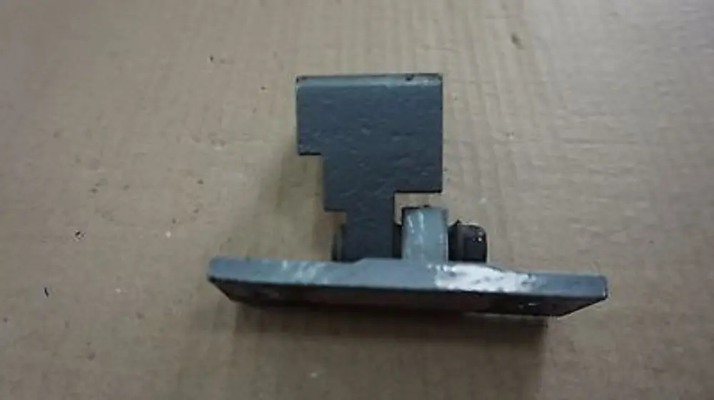 Zawias drzwi prawy przód do BMW E60 E61 o numerze 7068078 BMW E60 E61 Zawias drzwi prawy przód - SKU 7068078 - Numer Części 7068078