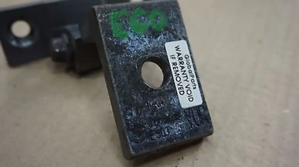 Zawias drzwi prawy przód do BMW E60 E61 o numerze 7068078 BMW E60 E61 Zawias drzwi prawy przód - SKU 7068078 - Numer Części 7068078