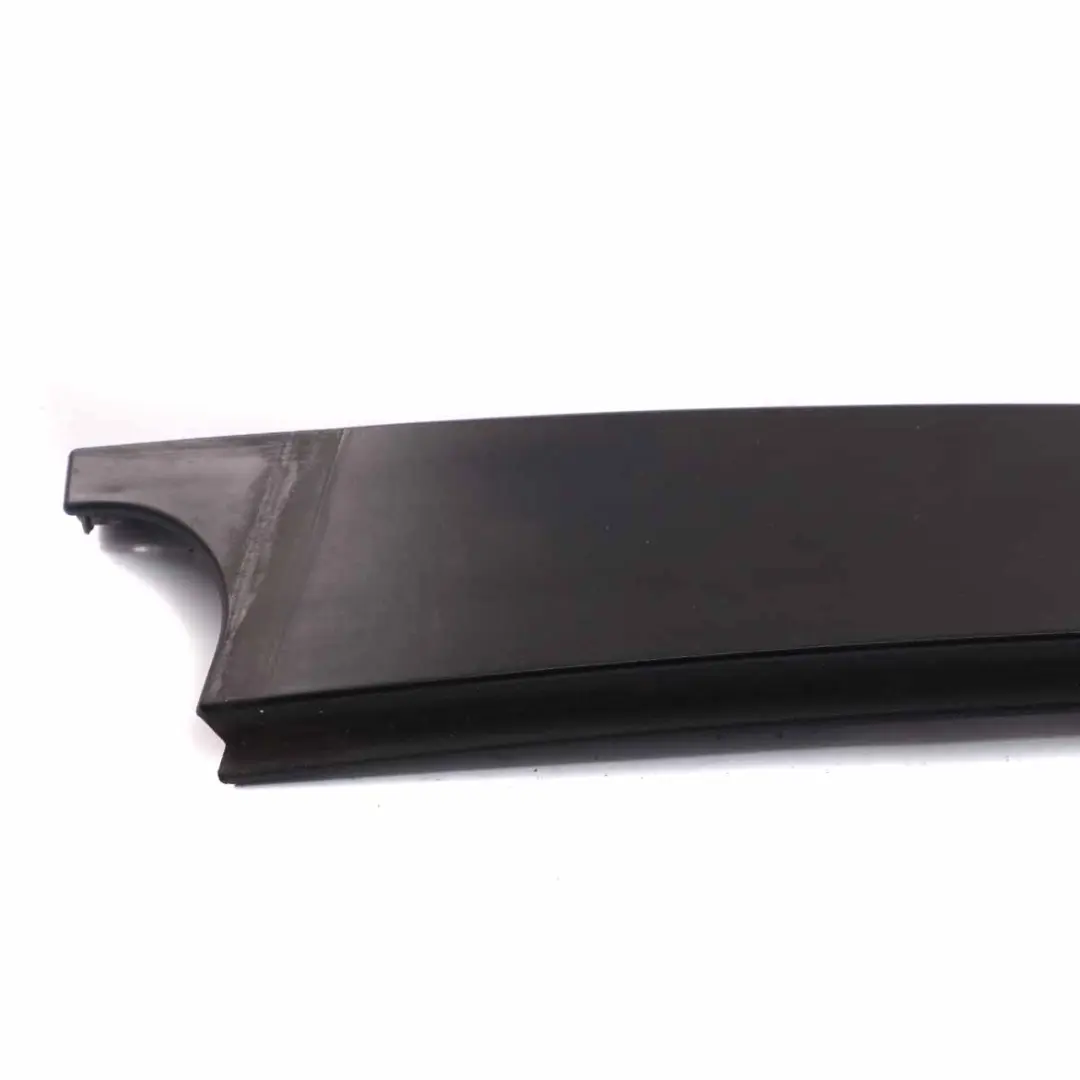 Copertura Colonna Porta Posteriore Destra Striscia Nera per BMW E87 con numero di parte 7068102 BMW E87 Copertura Colonna Porta Posteriore Destra Striscia Nera - SKU 7068102-2 - Numero di parte 7068102