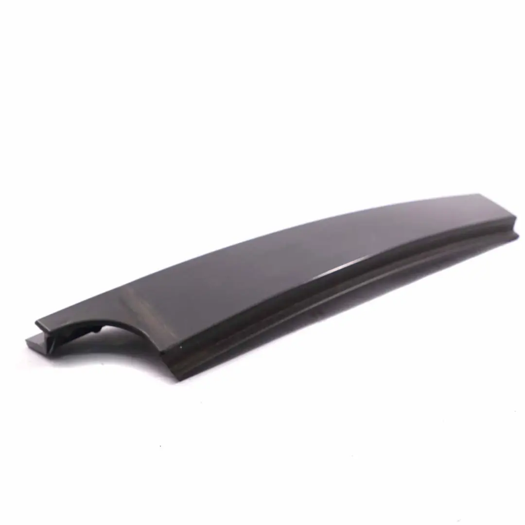 Tapa Columna Pilar Puerta Trasera Derecha Negro Perfil para BMW E87 con número de pieza 7068102 BMW E87 Tapa Columna Pilar Puerta Trasera Derecha Negro Perfil - SKU 7068102-2 - Número de pieza 7068102