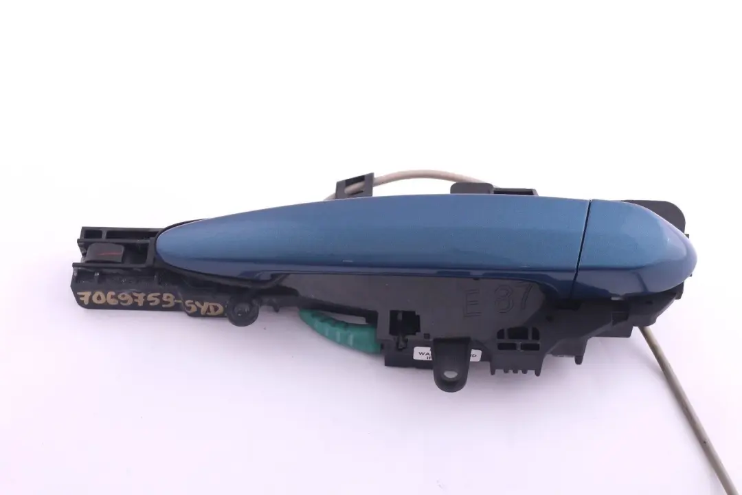 Poignée De Main Complète Arrière Gauche Sydneyblau Sydney Blue - A19 pour BMW E87 à propos du numéro de pièce 7069759 BMW E87 Poignée De Main Complète Arrière Gauche Sydneyblau Sydney Blue - A19 - SKU 7069759-SYD2 - Numéro de pièce 7069759