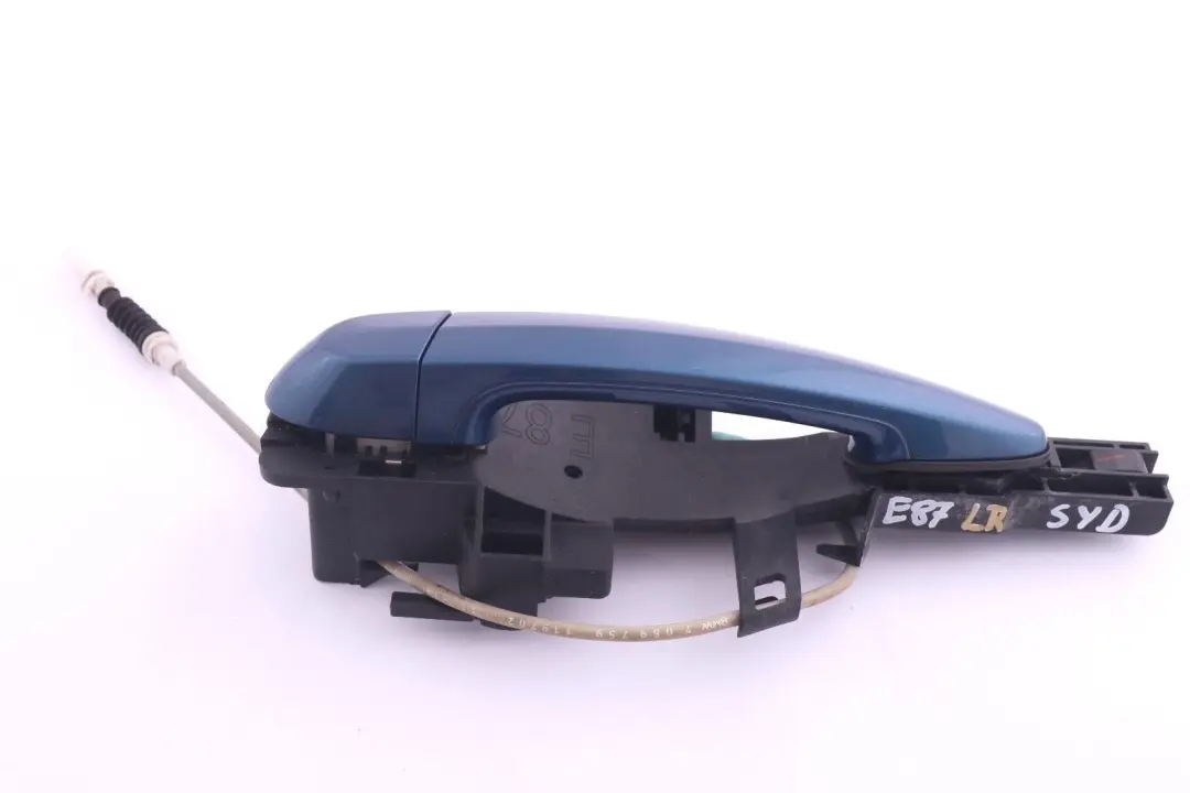 Maniglia Completa Posteriore Sinistra Sydneyblau Sydney Blue - A19 per BMW E87 con numero di parte 7069759 BMW E87 Maniglia Completa Posteriore Sinistra Sydneyblau Sydney Blue - A19 - SKU 7069759-SYD2 - Numero di parte 7069759