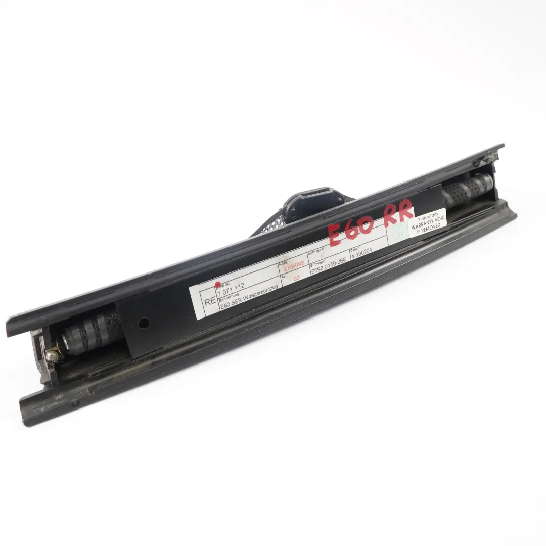 Window Roller Blind Derecho O / S Roller Sun Screen Triangular para BMW E60 con número de pieza 7071112 BMW E60 Window Roller Blind Derecho O / S Roller Sun Screen Triangular - SKU 7071112 - Número de pieza 7071112