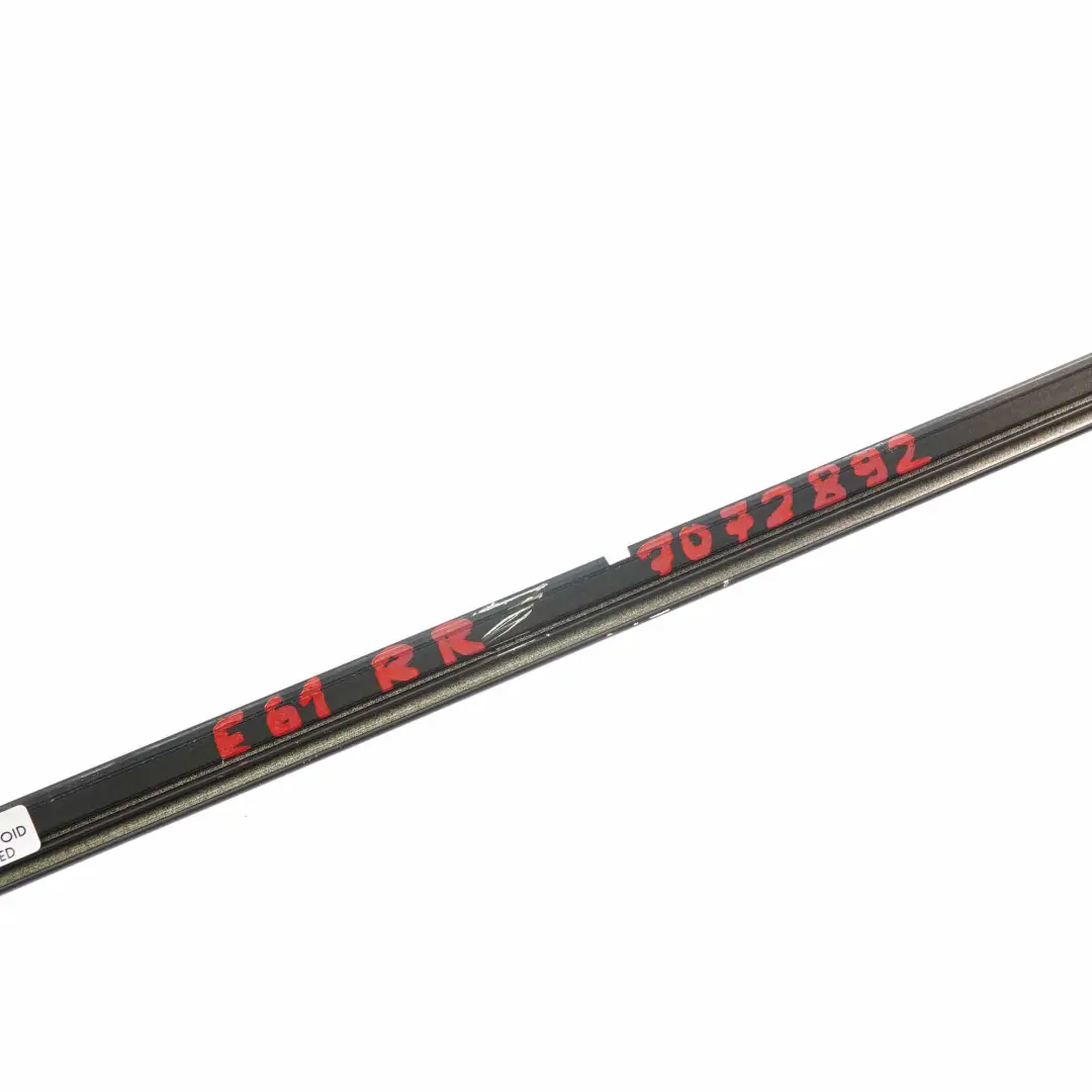 Cadre de Fenêtre Haut Porte Arrière Droite Noir pour BMW E61 à propos du numéro de pièce 7072892 BMW E61 Cadre de Fenêtre Haut Porte Arrière Droite Noir - SKU 7072892 - Numéro de pièce 7072892