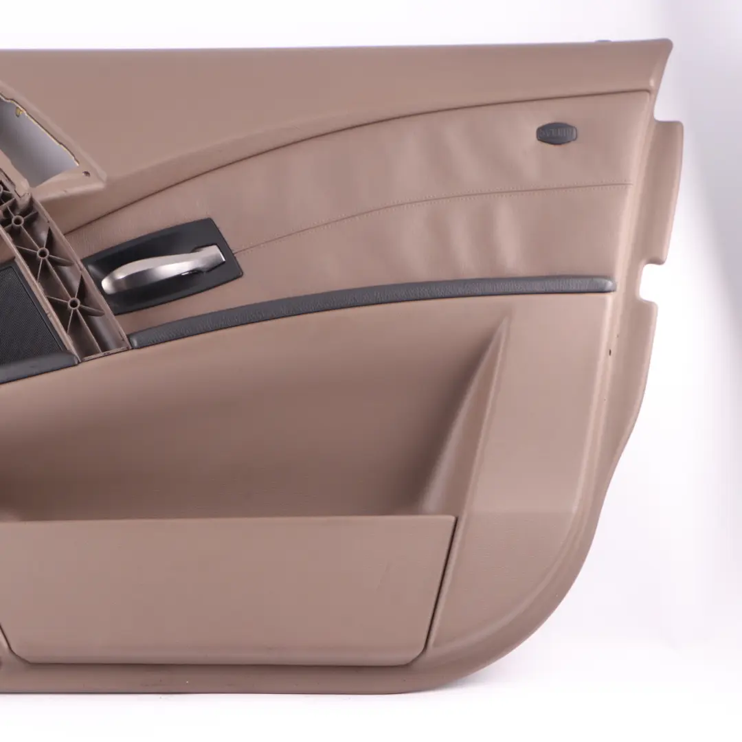 Boczek Drzwi Prawy Przedni Osłona Panel Drzwi Brązowa Skóra do BMW E60 o numerze 7076172 BMW E60 Boczek Drzwi Prawy Przedni Osłona Panel Drzwi Brązowa Skóra - SKU 7076172 - Numer Części 7076172
