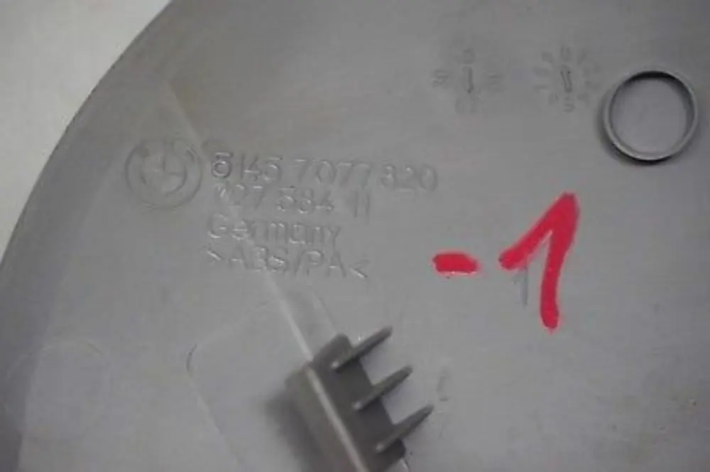 Zaślepka Osłona Deski Prawa do BMW E90 E91 E92 E93 o numerze 7077820 BMW E90 E91 E92 E93 Zaślepka Osłona Deski Prawa - SKU 7077820-1 - Numer Części 7077820