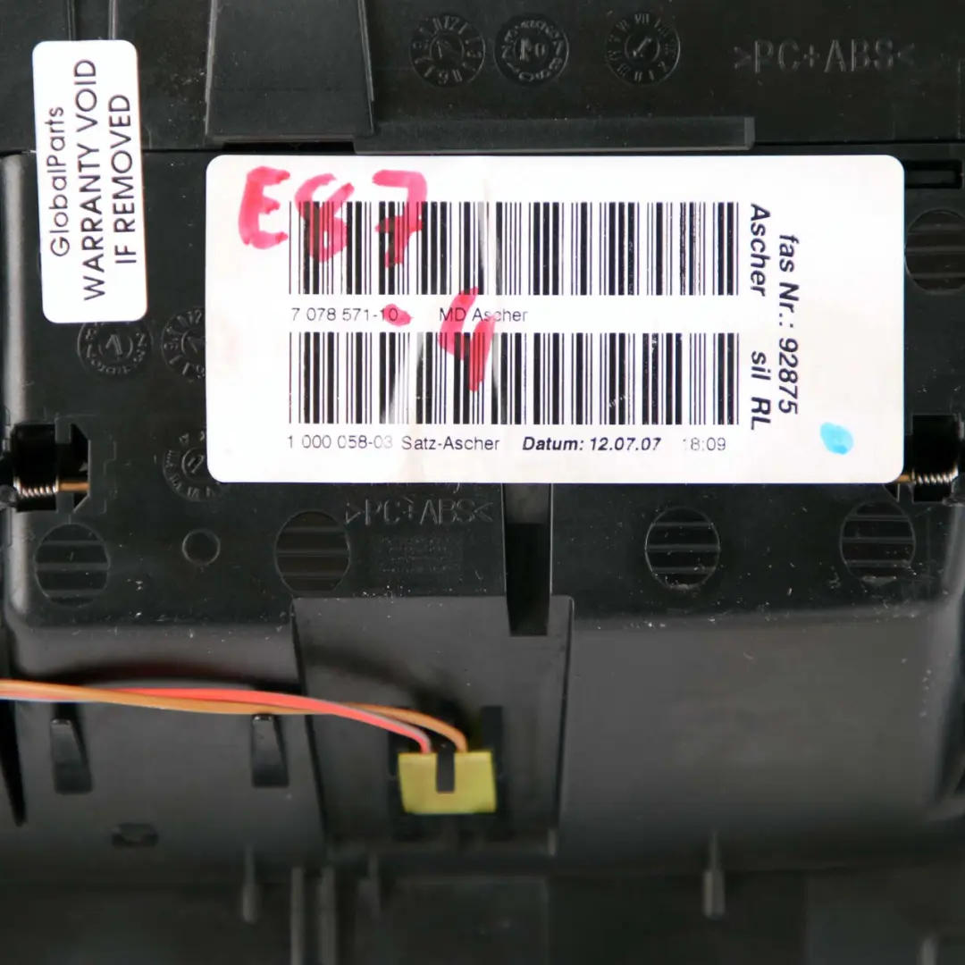 Popielniczka Konsoli Środkowej Srebrna Titan 90 7129142 do BMW E87 o numerze 7078571 BMW E87 Popielniczka Konsoli Środkowej Srebrna Titan 90 7129142 - SKU 7078571-4 - Numer Części 7078571