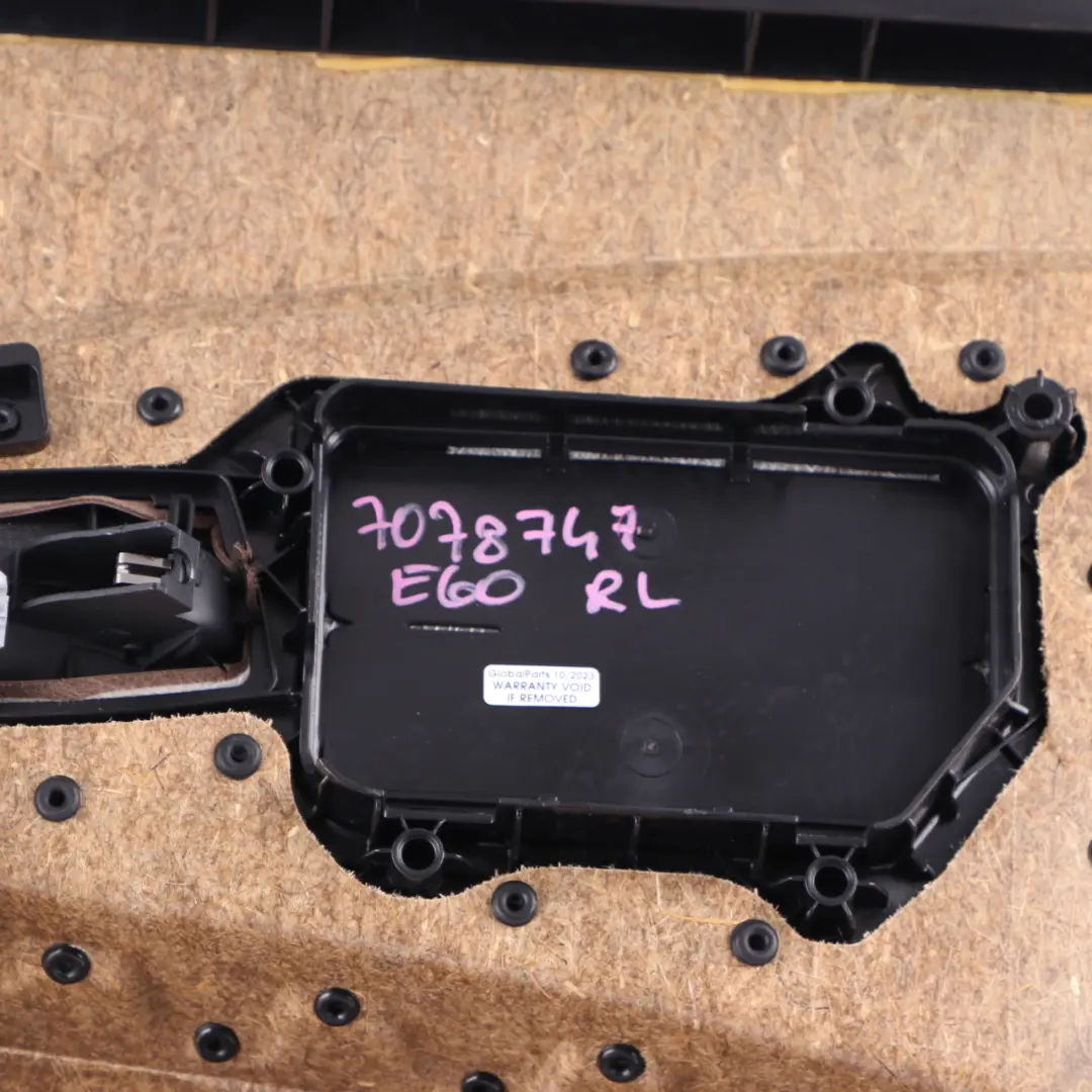 Tarjeta de Puerta Trasera Izquierda Puerta Interior Panel Cuero Marrón para BMW E60 con número de pieza 7078747 BMW E60 Tarjeta de Puerta Trasera Izquierda Puerta Interior Panel Cuero Marrón - SKU 7078747 - Número de pieza 7078747