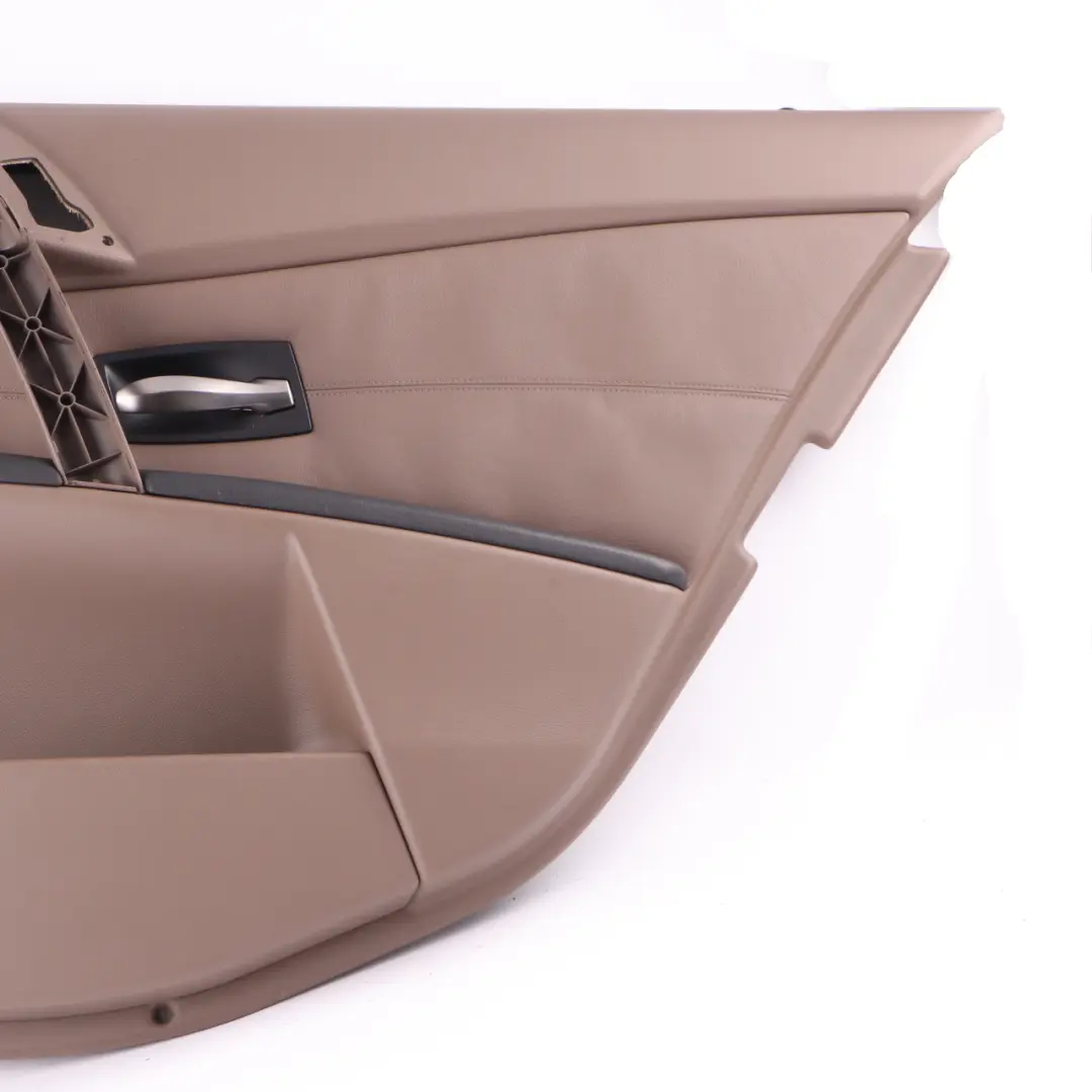 Tarjeta de Puerta Trasera Izquierda Puerta Interior Panel Cuero Marrón para BMW E60 con número de pieza 7078748 BMW E60 Tarjeta de Puerta Trasera Izquierda Puerta Interior Panel Cuero Marrón - SKU 7078748 - Número de pieza 7078748