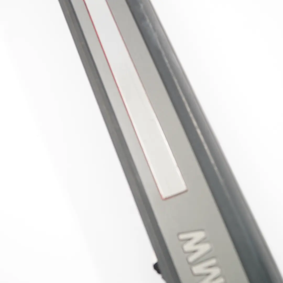 Tapa Tira Derecha Entrada Interior Titan Dunkel para BMW E63 E64 con número de pieza 7079960 BMW E63 E64 Tapa Tira Derecha Entrada Interior Titan Dunkel - SKU 7079960-1 - Número de pieza 7079960