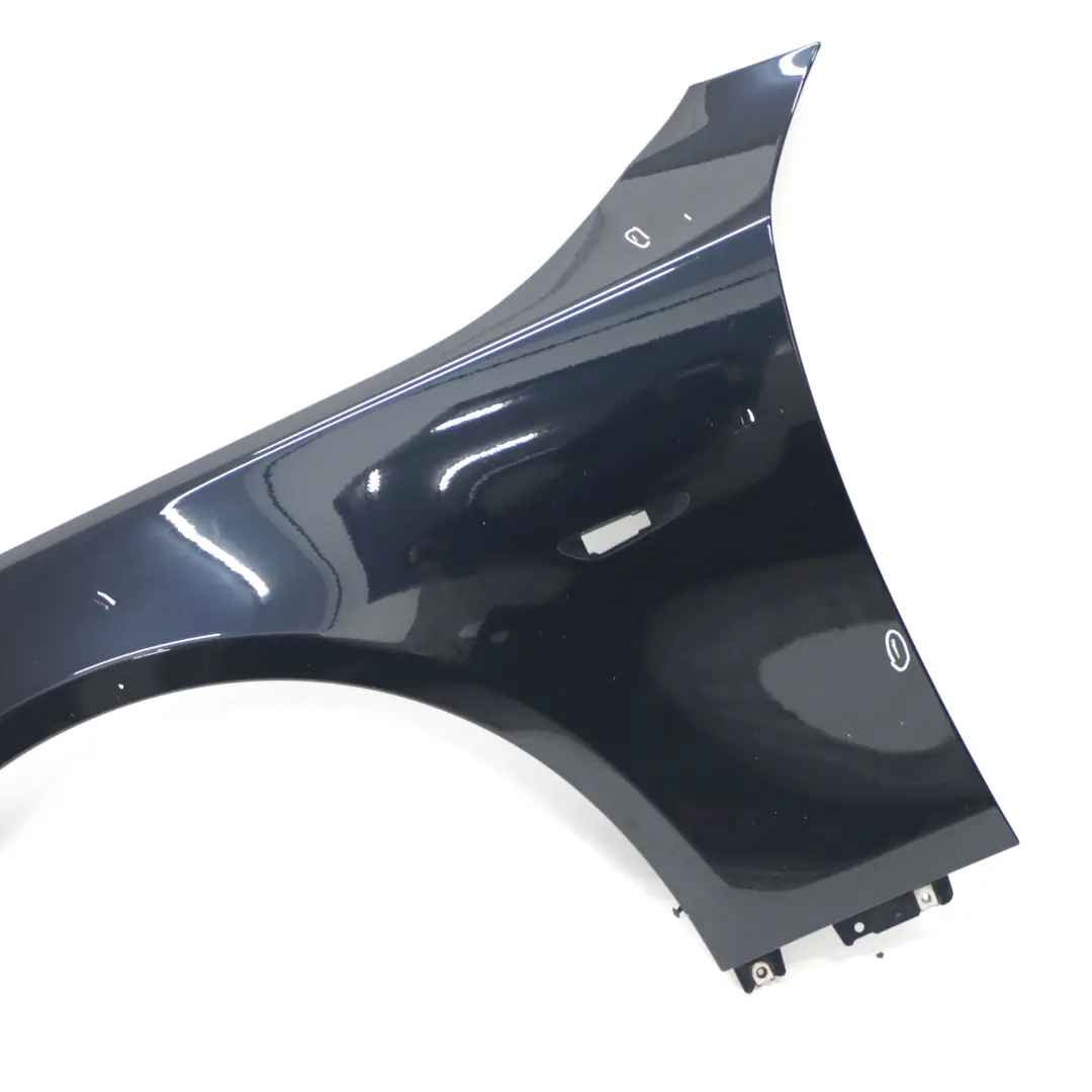 Pannello anteriore sinistro parafango laterale Carbonschwarz - 416 per BMW E60 E61 con numero di parte 7111429 BMW E60 E61 Pannello anteriore sinistro parafango laterale Carbonschwarz - 416 - SKU 7111429-CAR - Numero di parte 7111429