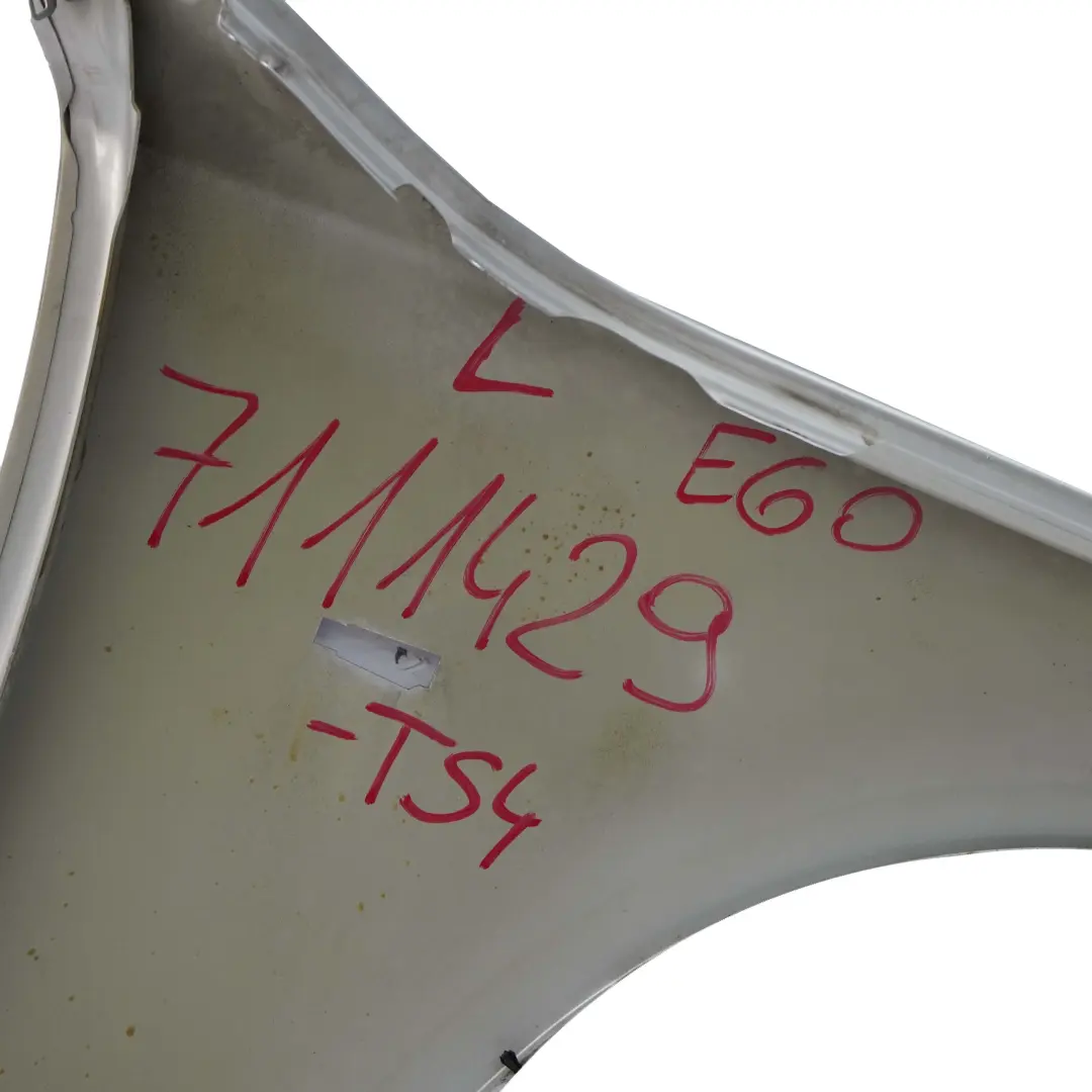 Wing Panel Delantero Izquierdo Fender Titan Silver Metallic para BMW E60 E61 con número de pieza 7111429 BMW E60 E61 Wing Panel Delantero Izquierdo Fender Titan Silver Metallic - SKU 7111429-TS4 - Número de pieza 7111429
