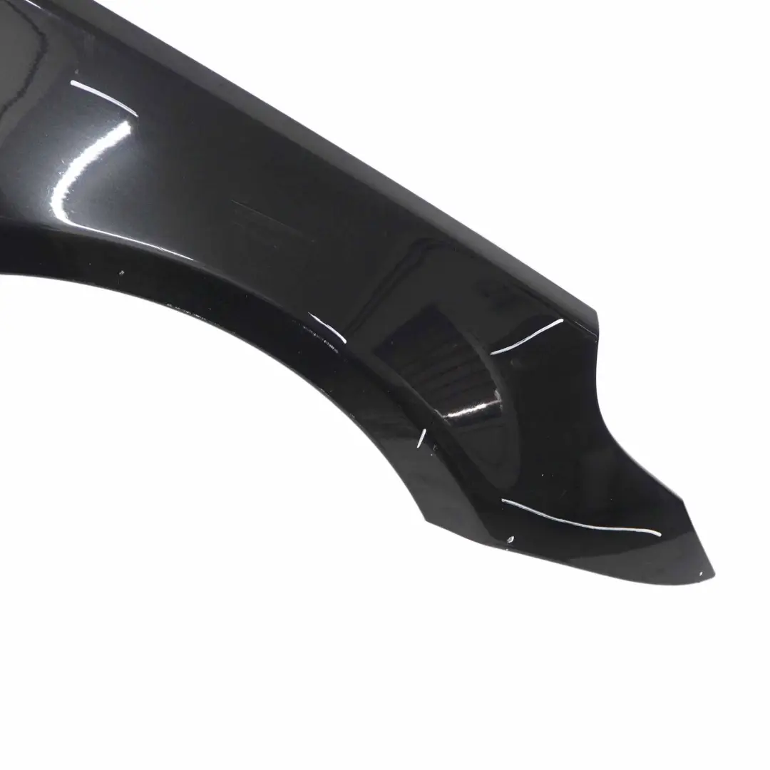 Panel Lateral Guardabarros Delantero Derecho Negro Zafiro Metalico 475 para BMW E60 con número de pieza 7111430 BMW E60 Panel Lateral Guardabarros Delantero Derecho Negro Zafiro Metalico 475 - SKU 7111430-BS5 - Número de pieza 7111430