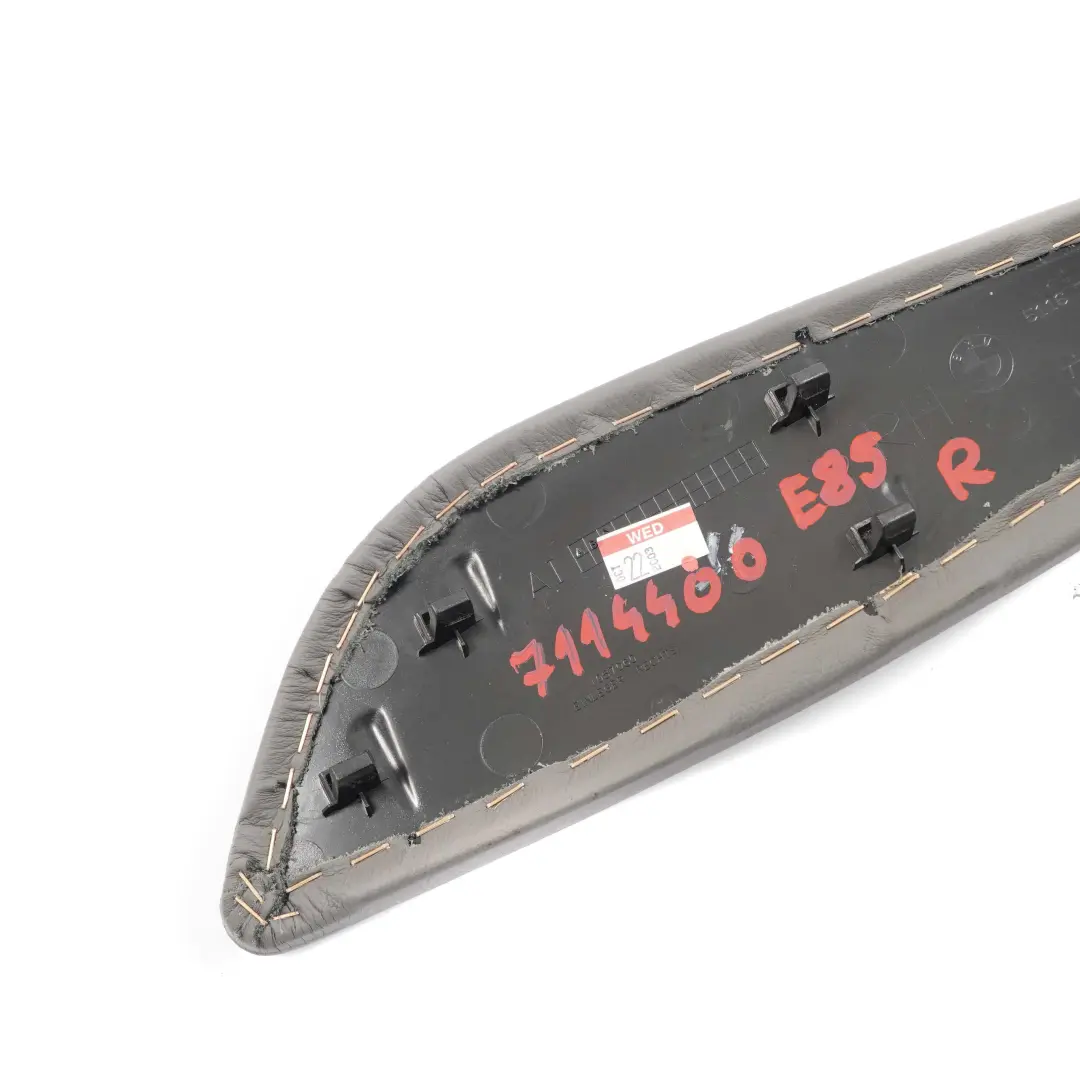 Pannello Centrale Console Destra Pelle Grigia per BMW Z4 E85 E86 Roadster con numero di parte 7114400 BMW Z4 E85 E86 Roadster Pannello Centrale Console Destra Pelle Grigia - SKU 7114400 - Numero di parte 7114400