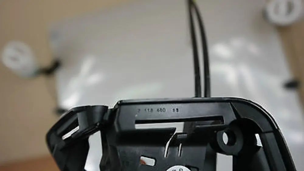 BMW E81 E82 E88 E92 E92N Entriegelungseinheit Vordersitz rechts Schwarz - SKU 7118460 - Teilenummer 7118460