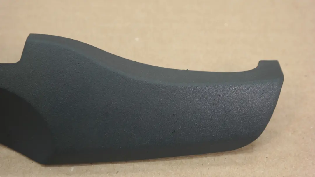 Sedile anteriore sinistro Copertura bullone della cintura sicurezza per BMW E87 con numero di parte 7118491 BMW E87 Sedile anteriore sinistro Copertura bullone della cintura sicurezza - SKU 7118491 - Numero di parte 7118491