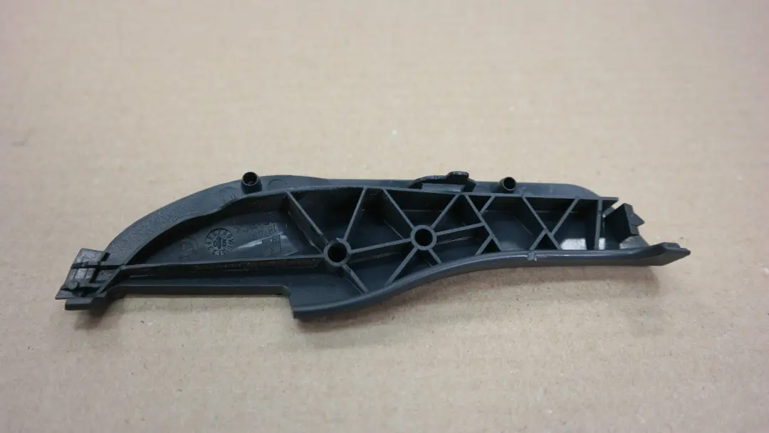 Asiento Delantero Izquierdo Tapa Perno Cinturón Nautilus gris para BMW E87 con número de pieza 7118491 BMW E87 Asiento Delantero Izquierdo Tapa Perno Cinturón Nautilus gris - SKU 7118491 - Número de pieza 7118491