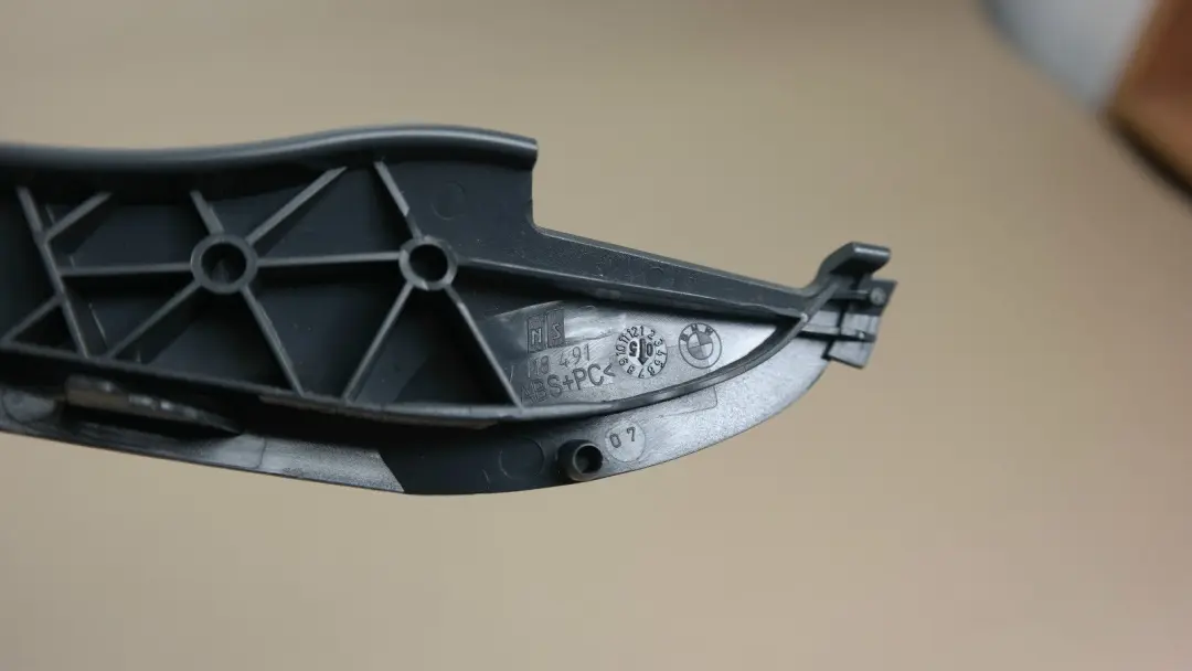 BMW E87 Asiento Delantero Izquierdo Tapa Perno Cinturón Nautilus gris - SKU 7118491 - Número de pieza 7118491