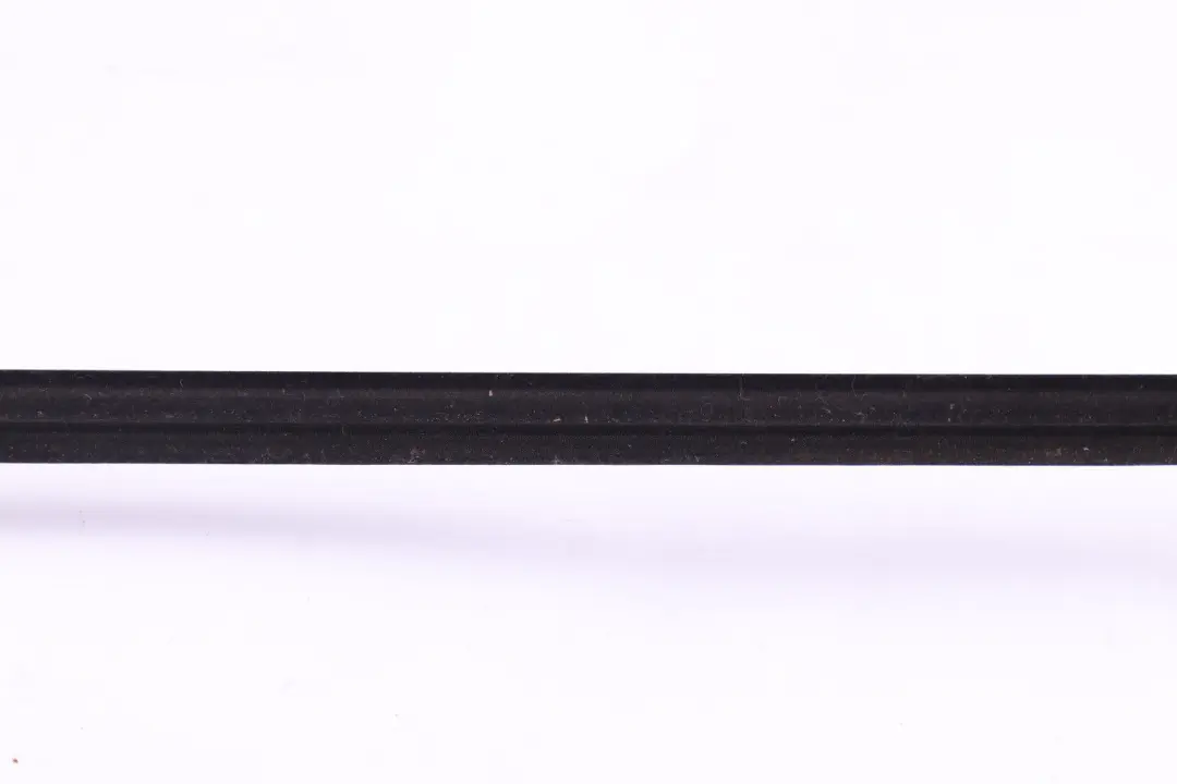 Cubrecanal Exterior Puerta Delantera Derecha Negro para BMW E92 E93 LCi con número de pieza 7119080 BMW E92 E93 LCi Cubrecanal Exterior Puerta Delantera Derecha Negro - SKU 7119086 - Número de pieza 7119080