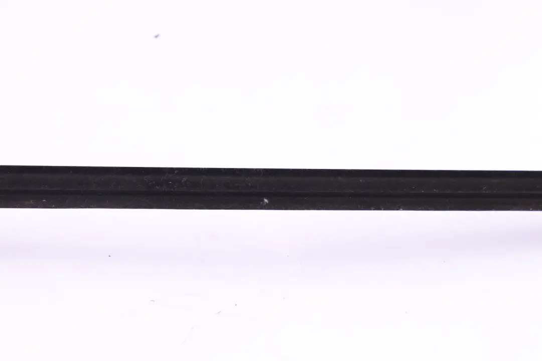 Cubrecanal Exterior Puerta Delantera Derecha Negro para BMW E92 E93 LCi con número de pieza 7119080 BMW E92 E93 LCi Cubrecanal Exterior Puerta Delantera Derecha Negro - SKU 7119086 - Número de pieza 7119080