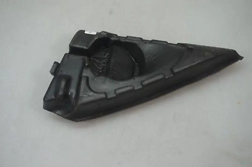 Junta Retrovisor Interior Triangular Esquina Izquierda para BMW E90 E91 con número de pieza 7198717 BMW E90 E91 Junta Retrovisor Interior Triangular Esquina Izquierda - SKU 7120659 - Número de pieza 7198717