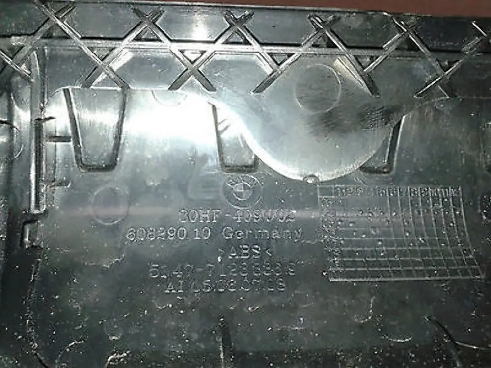 BMW E81 E87 E87N Soporte de retención de la cubierta - SKU 7123336-1 - Número de pieza 51477123336