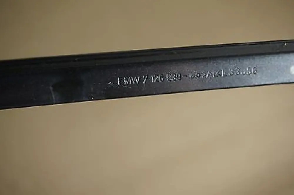 Wasserfangleiste Peint a L'Avant Gauche Mousseux Graphite pour BMW 3 E90 E91 LCI à propos du numéro de pièce 7126939 BMW 3 E90 E91 LCI Wasserfangleiste Peint a L'Avant Gauche Mousseux Graphite - SKU 7126939-SG - Numéro de pièce 7126939