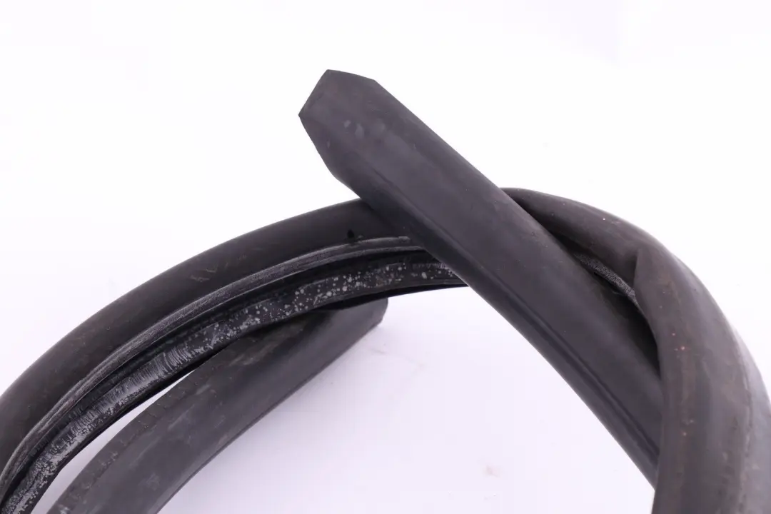 Junta Puerta Delantera Derecha para Mini Cooper R52 Cabrio con número de pieza 7130008 Mini Cooper R52 Cabrio Junta Puerta Delantera Derecha - SKU 7130008 - Número de pieza 7130008