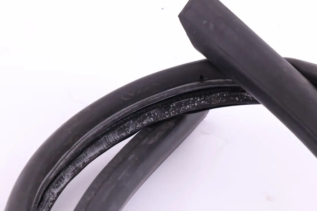 Junta Puerta Delantera Derecha para Mini Cooper R52 Cabrio con número de pieza 7130008 Mini Cooper R52 Cabrio Junta Puerta Delantera Derecha - SKU 7130008 - Número de pieza 7130008