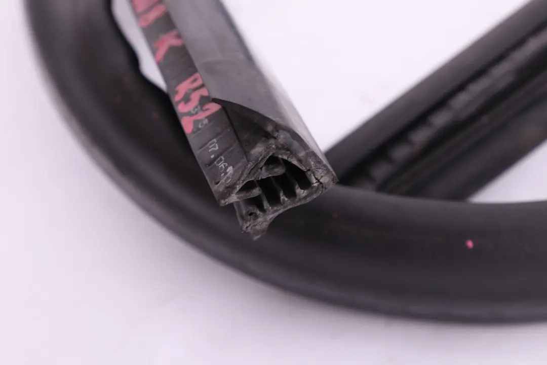 Junta Puerta Delantera Derecha para Mini Cooper R52 Cabrio con número de pieza 7130008 Mini Cooper R52 Cabrio Junta Puerta Delantera Derecha - SKU 7130008 - Número de pieza 7130008