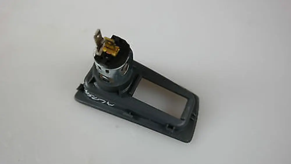 Cache Prise Allume-Cigare Console Centrale 5116 pour BMW E87 à propos du numéro de pièce 51167132049 BMW E87 Cache Prise Allume-Cigare Console Centrale 5116 - SKU 7132049 - Numéro de pièce 51167132049