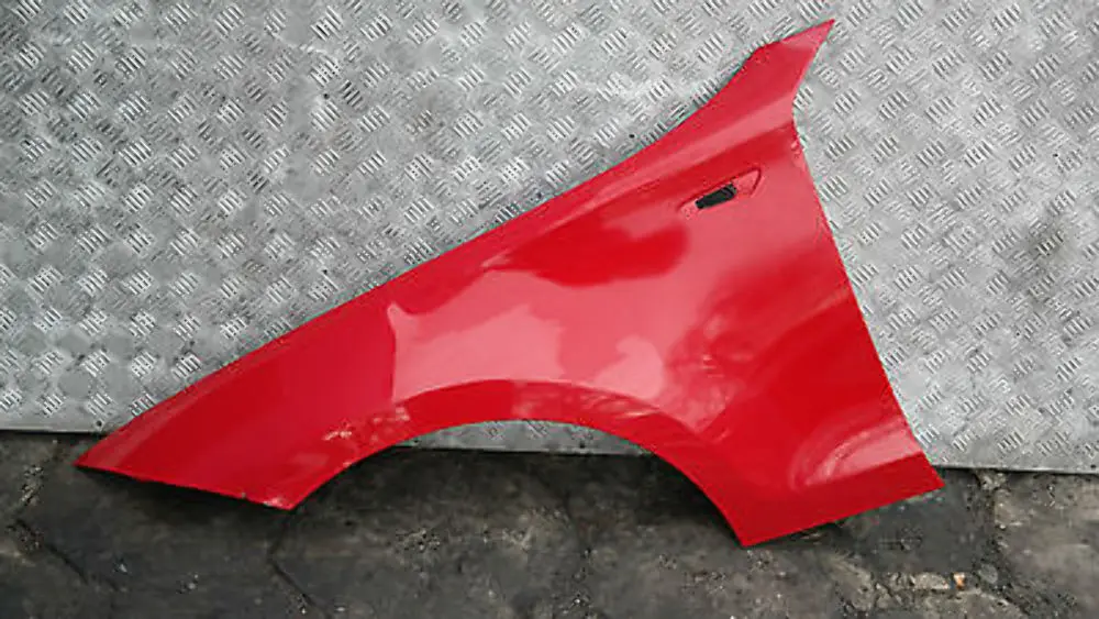 Fahrerseite Seitenwand vorne links Kotflügel Japanrot Rot für BMW 1 E81 E82 E87 E88 mit Teilenummer 41357133227 BMW 1 E81 E82 E87 E88 Fahrerseite Seitenwand vorne links Kotflügel Japanrot Rot - SKU 7133227-JR - Teilenummer 41357133227
