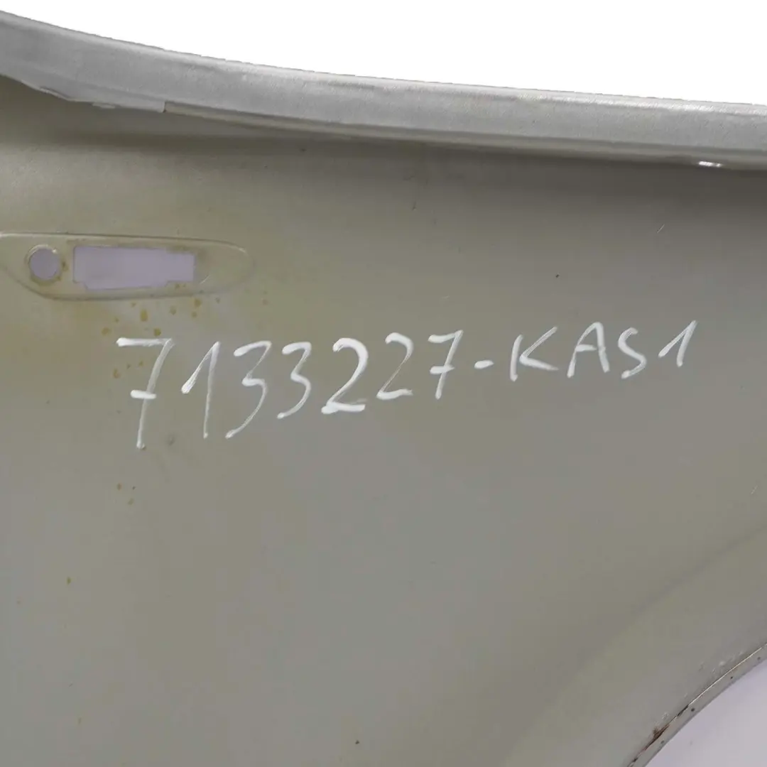 Pannello laterale parafango anteriore sinistro Kaschmirsilber - A72 per BMW E81 E87 con numero di parte 7133227 BMW E81 E87 Pannello laterale parafango anteriore sinistro Kaschmirsilber - A72 - SKU 7133227-KAS1 - Numero di parte 7133227