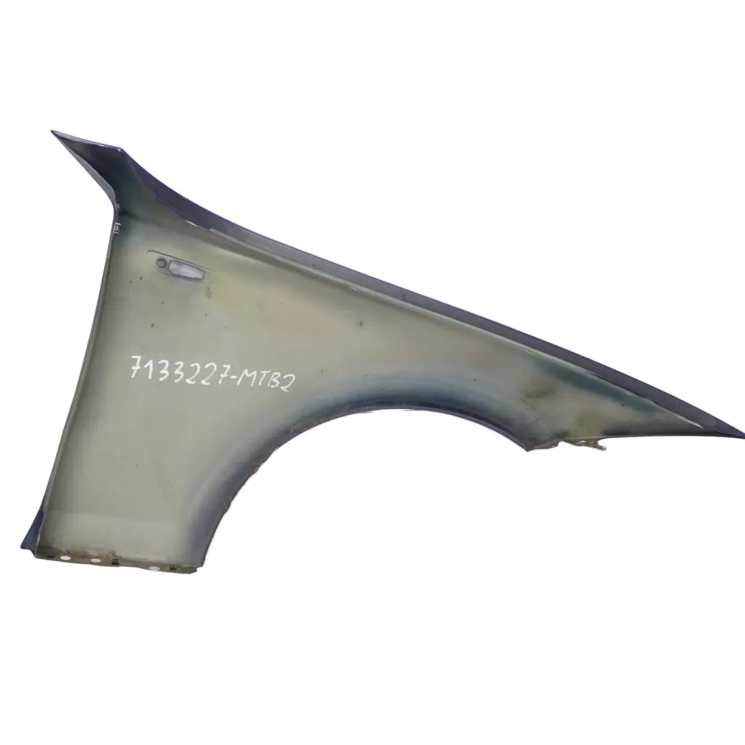 Pannello Laterale Frontale SX Montegoblau Blu - A51 per BMW E81 E82 E87 E88 con numero di parte 7133227 BMW E81 E82 E87 E88 Pannello Laterale Frontale SX Montegoblau Blu - A51 - SKU 7133227-MTB2 - Numero di parte 7133227